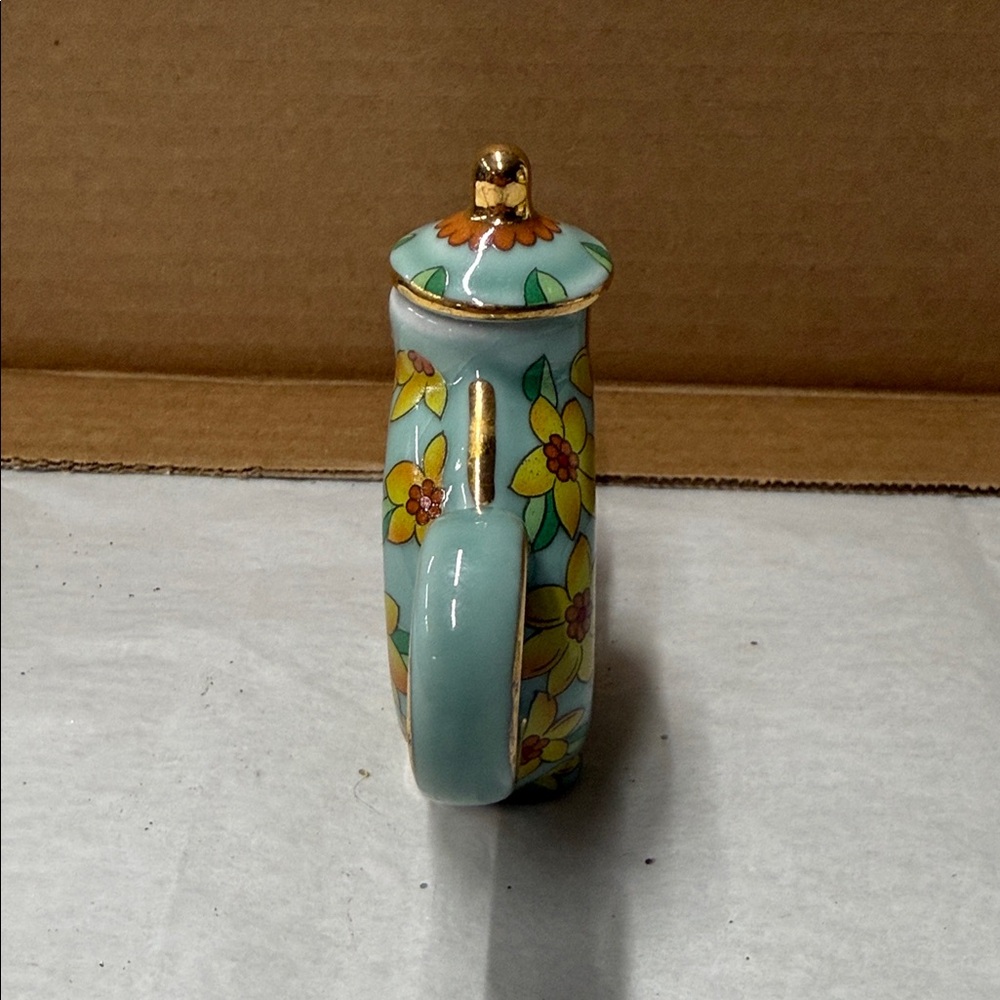 ⭐️2002 Vivian Chan miniature porcelain teapot. - Picture 2 of 16